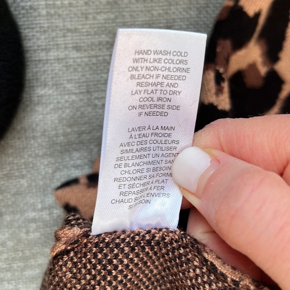 T Tahari Leopard Jacquard Sweater - Picture 6 of 8